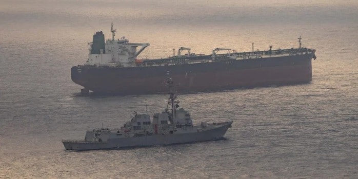 Tàu khu trục USS Rafael Peralta thực thi lệnh phong tỏa