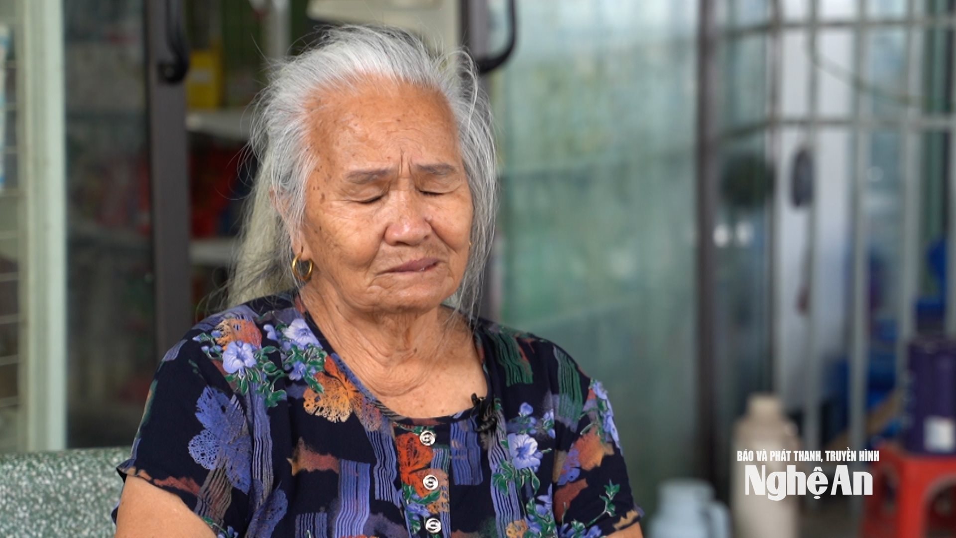 Bà Đặng Thị Doanh nghẹn ngào khi kể lại câu chuyện. Ảnh Ngọc Dũng