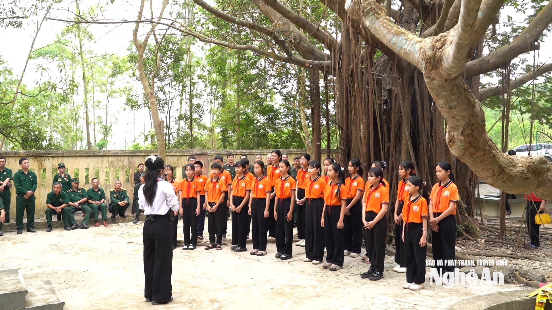 Học sinh Hoàng Mai trong một giờ học lịch sử tại hang Hỏa Tiễn. Ảnh Lang Linh