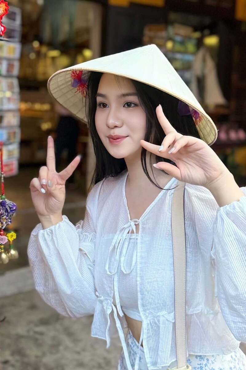 Khánh Ngân sở hữu chiều cao 1m72 cùng vẻ ngoài thanh lịch.