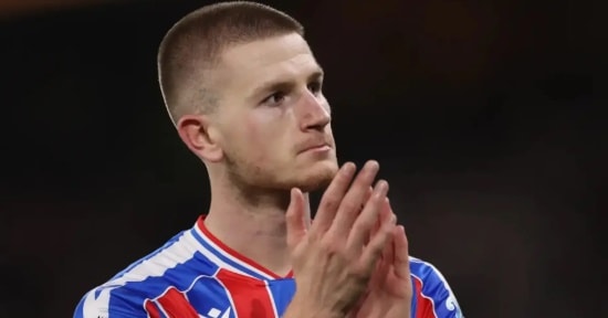 Tiền vệ Adam Wharton thất thế trong các pha tranh chấp tại Anfield.
