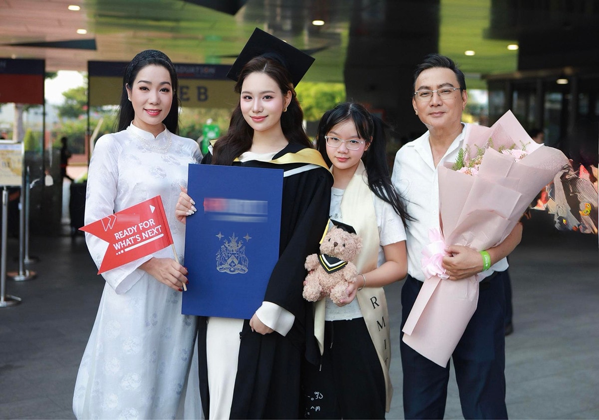 Võ Trịnh Khánh Ngân cùng cha mẹ trong ngày tốt nghiệp đại học.