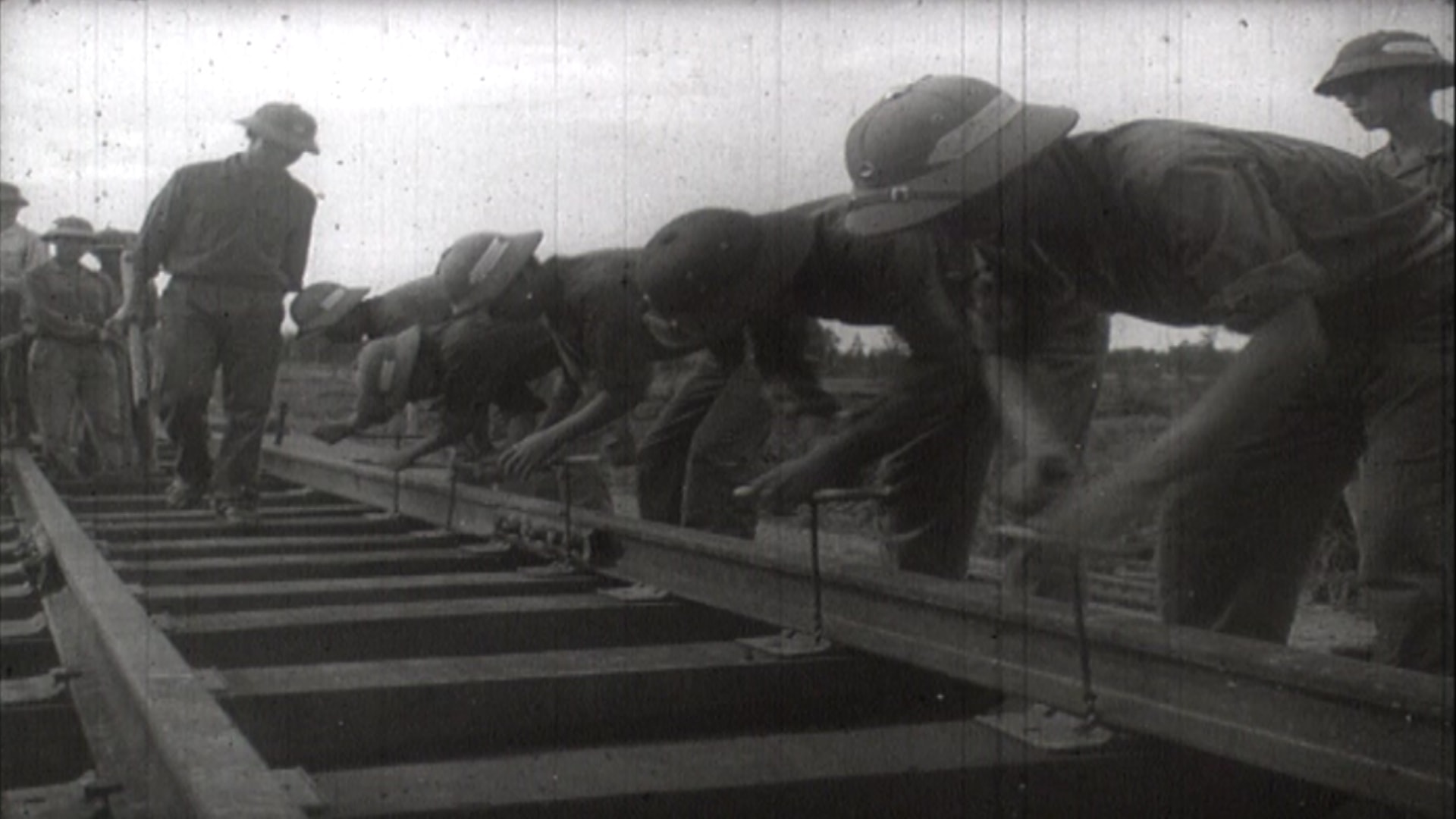 Thanh niên xung phong bảo vệ, sửa chữa đường sắt