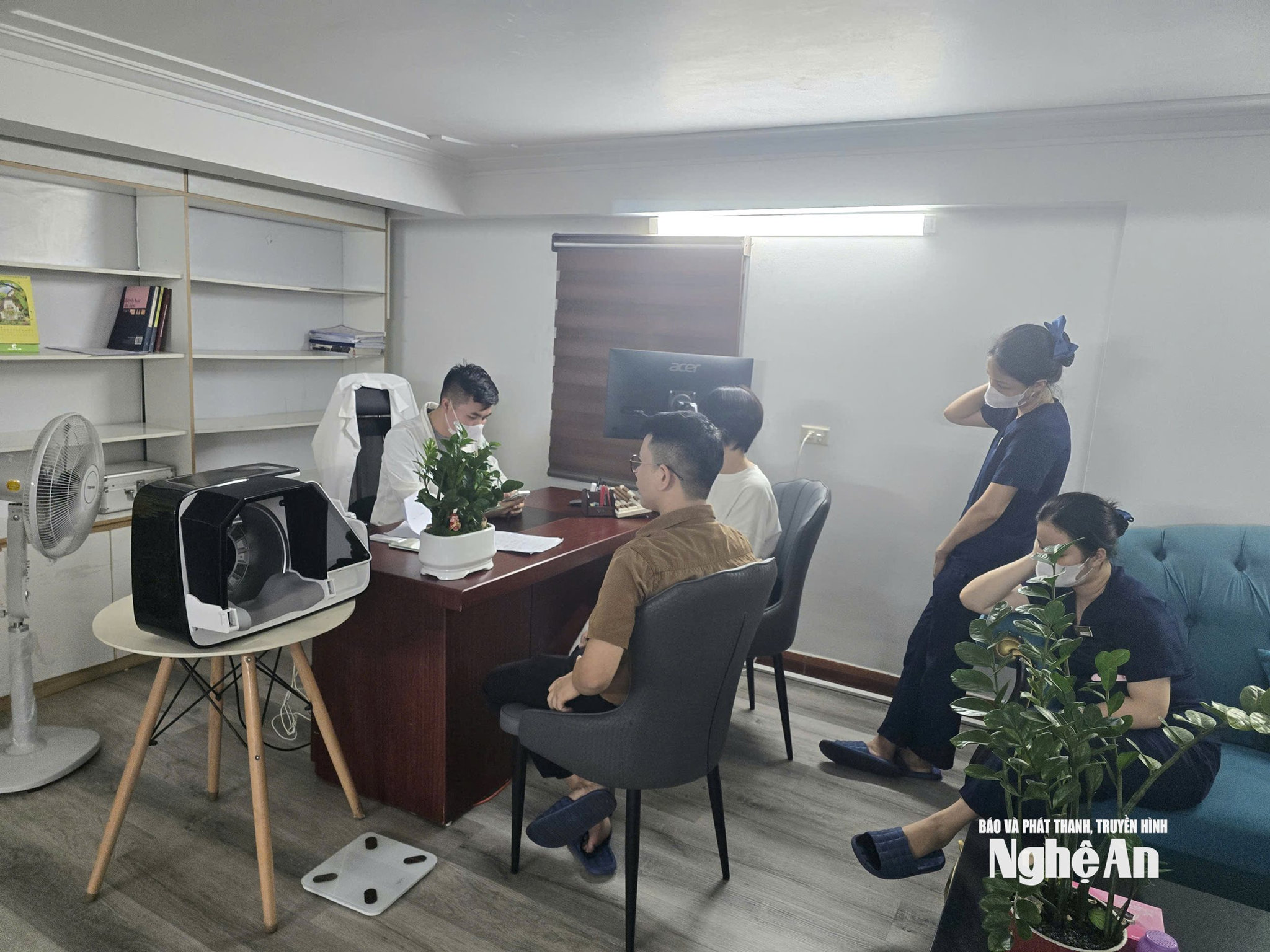 Các nhân viên tại phòng khám chui làm việc với khách hàng. Ảnh: Tiến Hùng