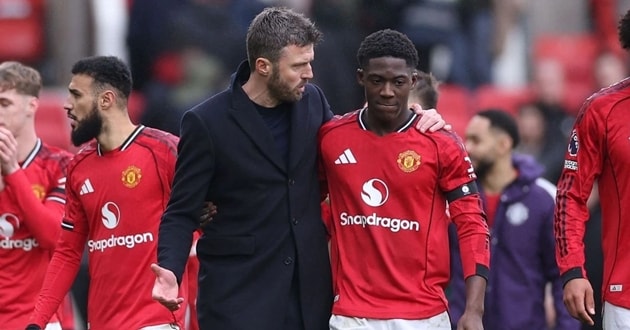 Michael Carrick đang trực tiếp dìu dắt tài năng trẻ Kobbie Mainoo tại Manchester United.