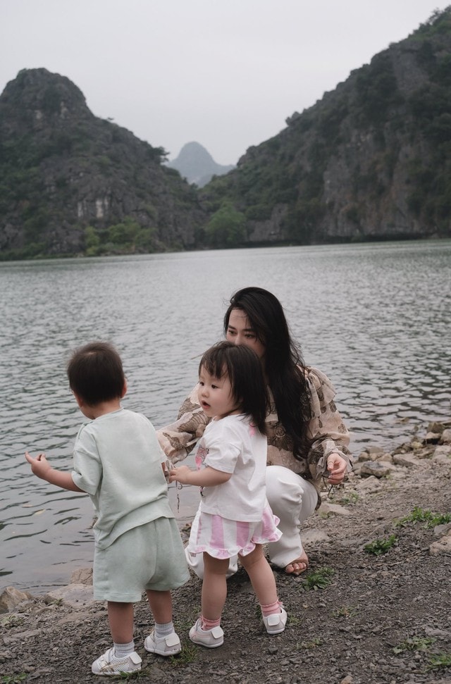 Phương Oanh cùng các con trong hoạt động thường ngày