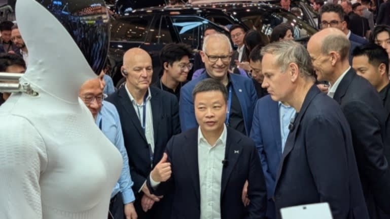 CEO Volkswagen Oliver Blume và CEO Xpeng He Xiaopeng