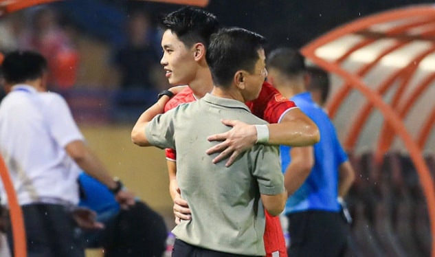 Nguyễn Đình Bắc ôm chặt HLV Văn Sỹ Sơn sau trận đấu tại vòng 20 V.League.