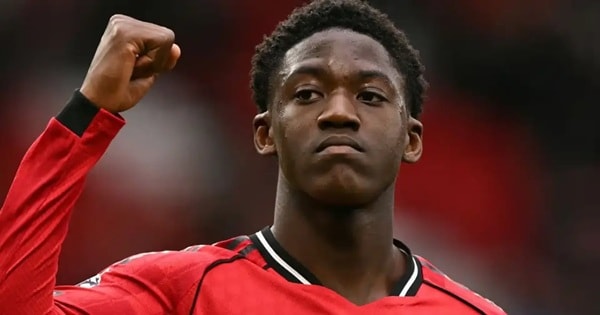 Kobbie Mainoo tiếp tục thể hiện phong độ ấn tượng trong màu áo Manchester United.
