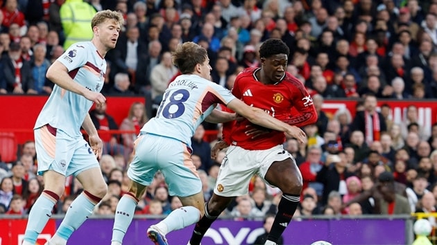 Kobbie Mainoo tỏa sáng trong màu áo Manchester United trong trận đấu với Brentford.