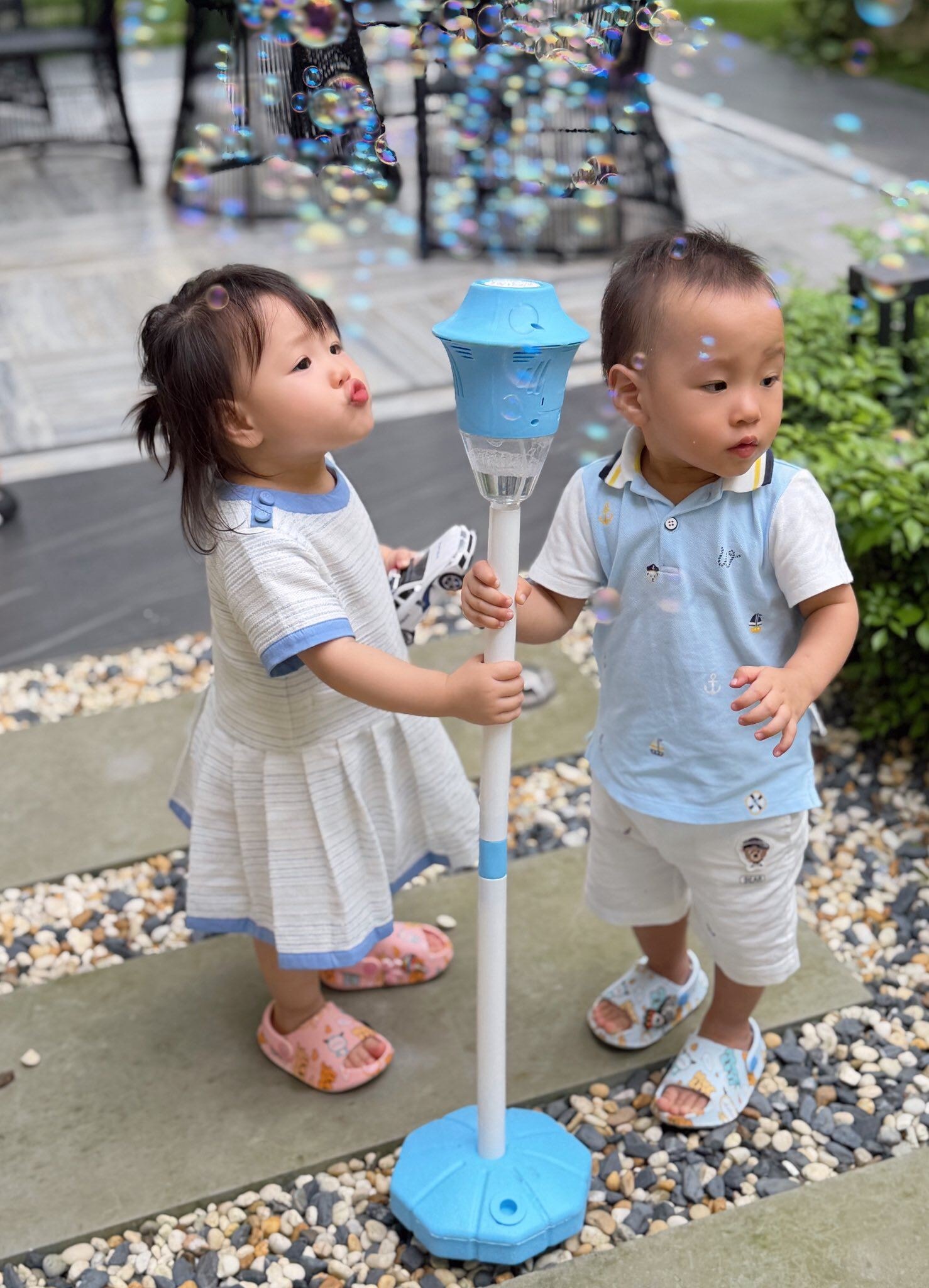 Cặp song sinh Jimmy và Jenny vui đùa cùng nhau