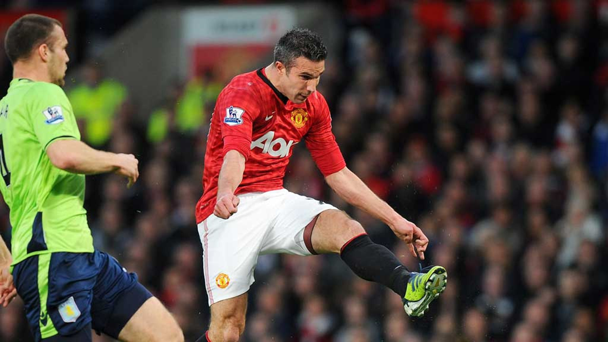 Cú volley thần sầu của Van Persie vào lưới Aston Villa đưa Man Utd lên ngôi vô địch.