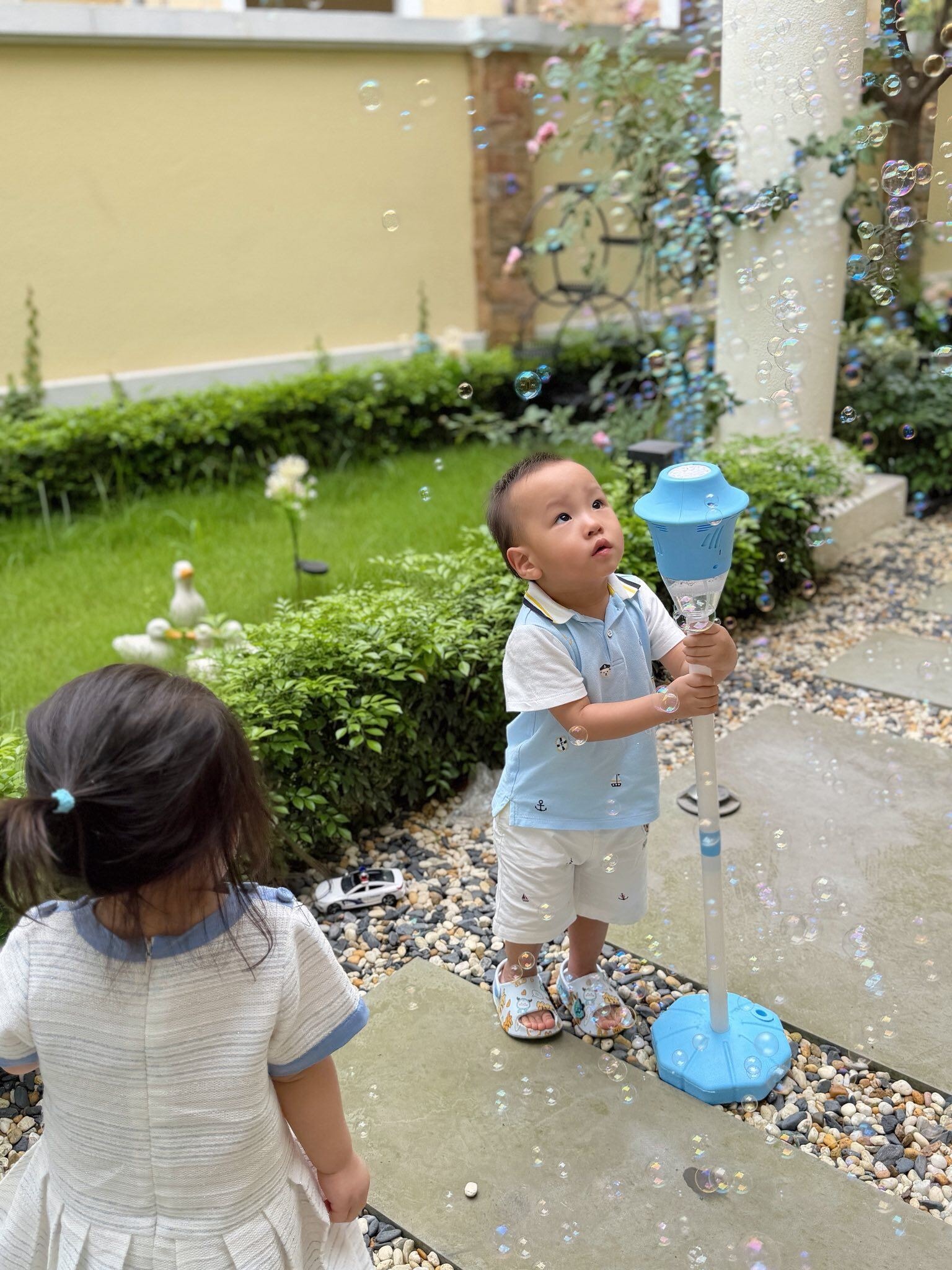 Jimmy thể hiện sự quan tâm và bảo vệ em gái