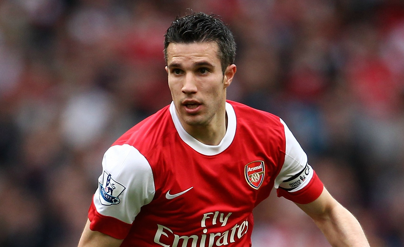 Robin van Persie trong màu áo Arsenal với tấm băng đội trưởng.