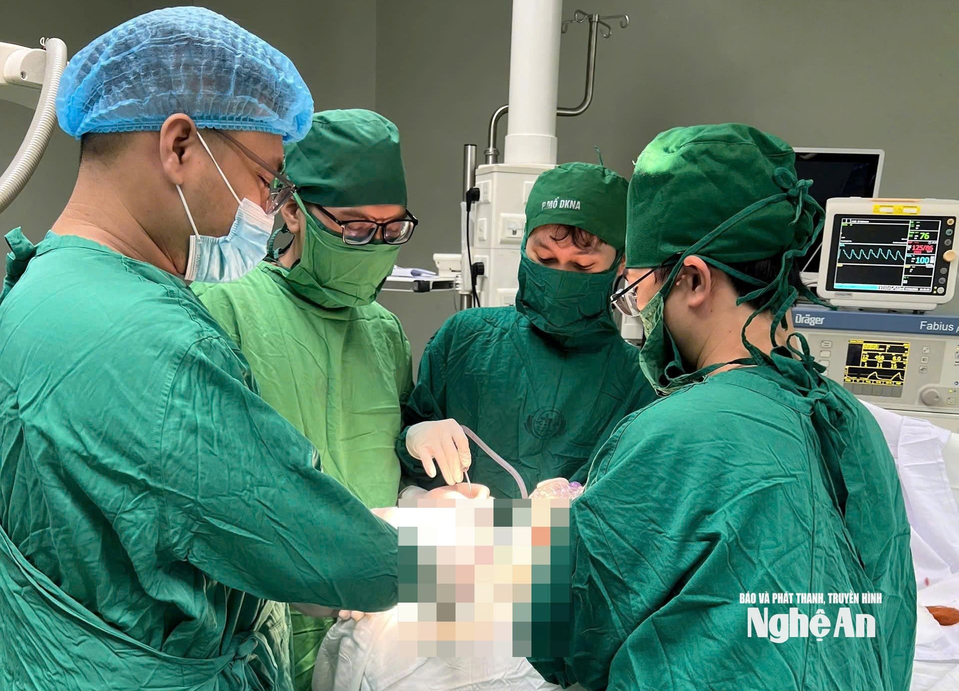 Kíp mổ xuyên đêm thực hiện các ca mổ cấp cứu