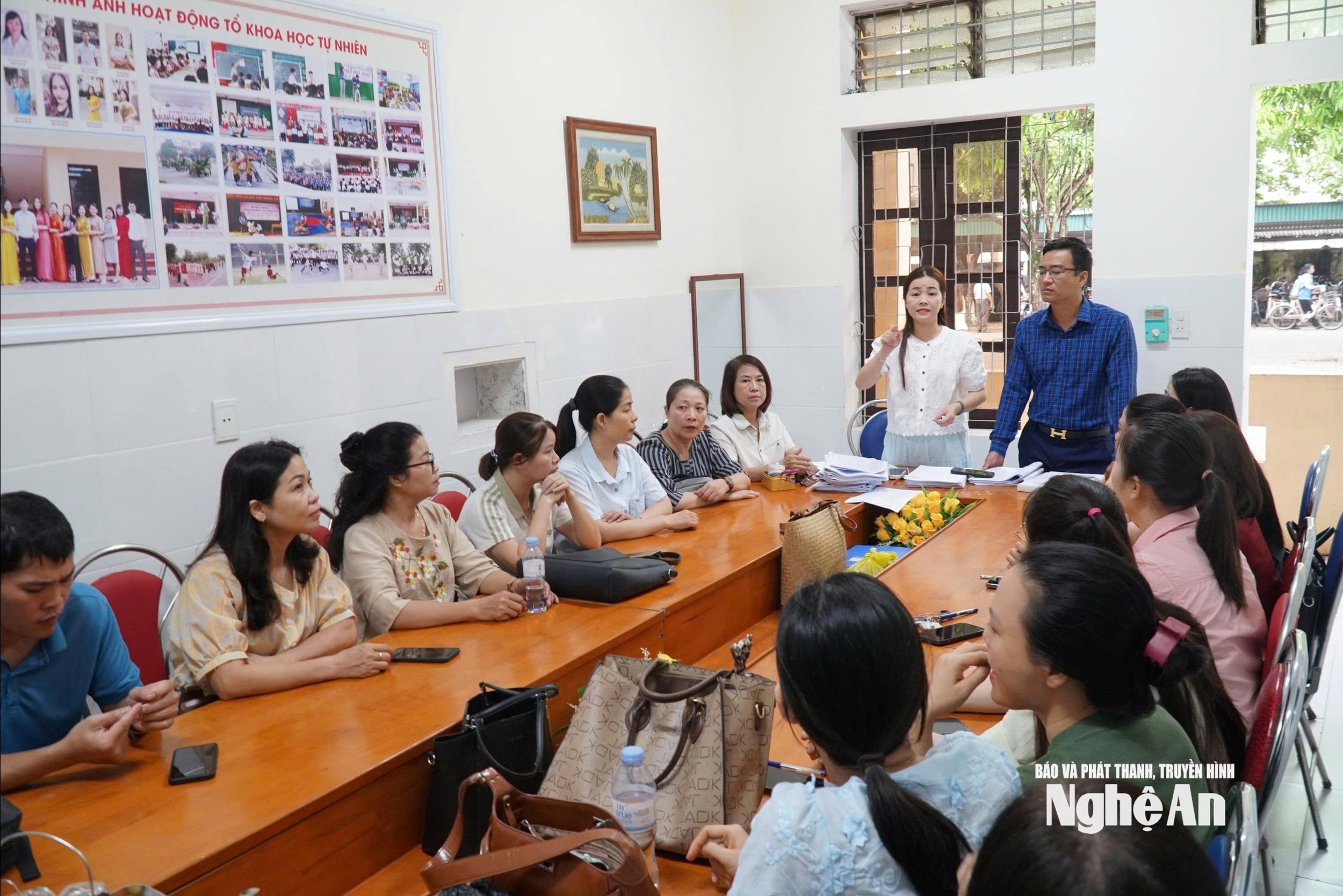 Các giáo viên Trường THCS Bến Thủy phân công nhiệm vụ coi thi thử vào lớp 10. Ảnh - Mỹ Hà