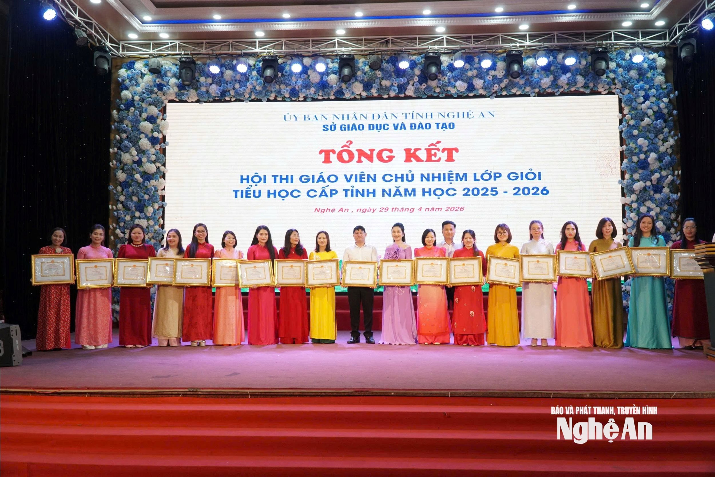 Ông Nguyễn Hồng Hoa - Trưởng phòng Giáo dục Tiểu học trao Giấy khen cho các giáo viên xuất sắc. Ảnh - Mỹ Hà