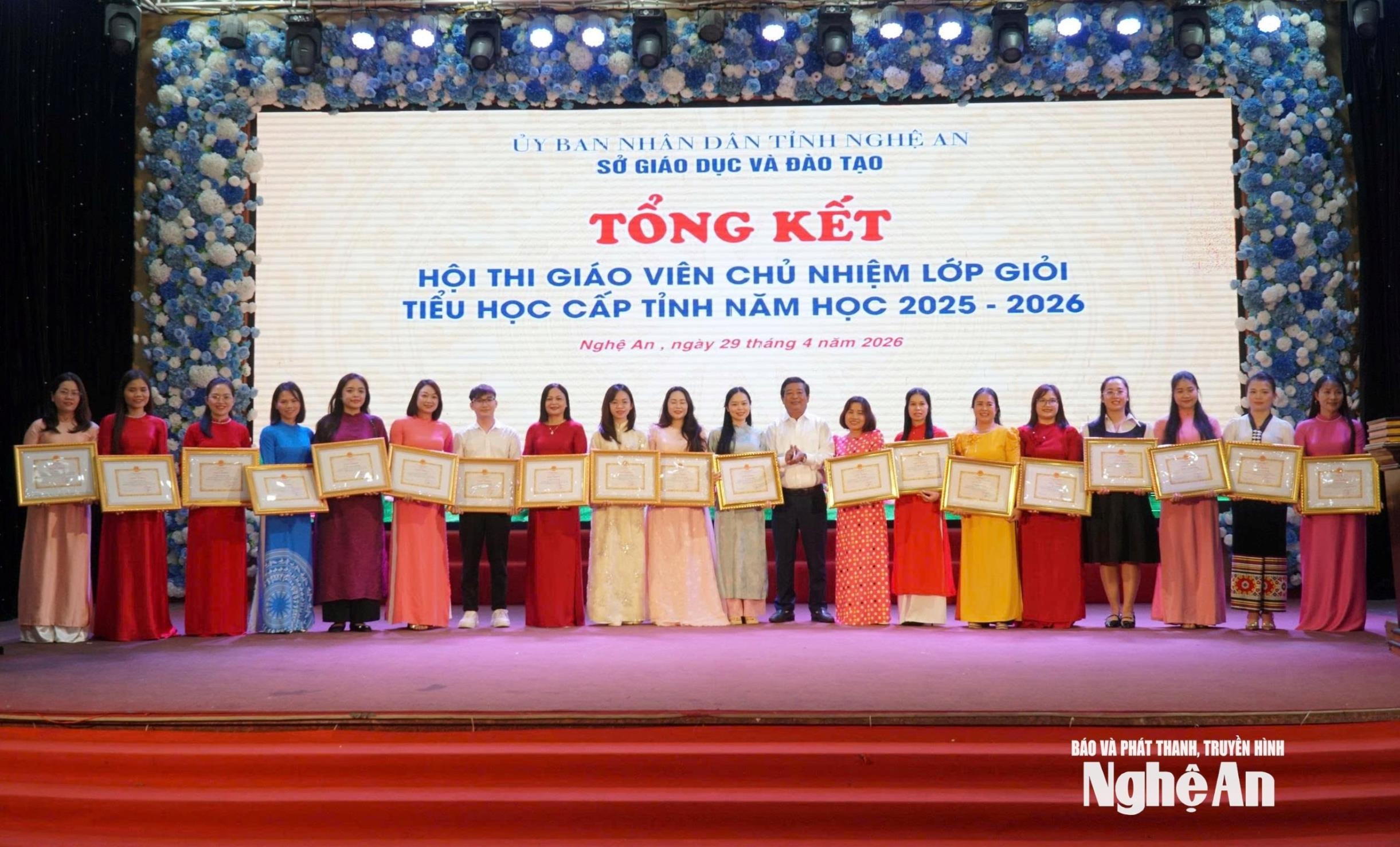 bna_pho-giam-doc-so-giao-duc-va-dao-tao-vo-van-mai-khen-thuong-cho-cac-giao-vien-xuat-sac-nhat-tai-hoi-thi.-anh-my-ha(1).jpg