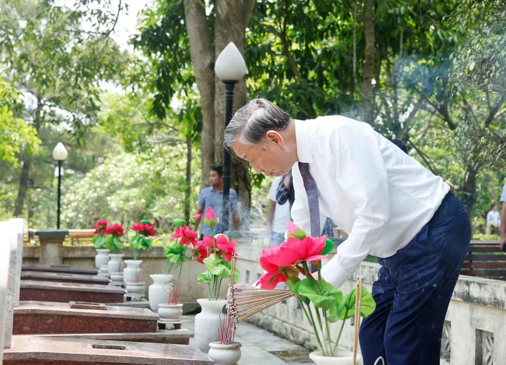vna-potal-tong-bi-thu-chu-tich-nuoc-dang-huong-tai-nghia-trang-liet-si-quoc-gia-truong-son-8732260.jpg