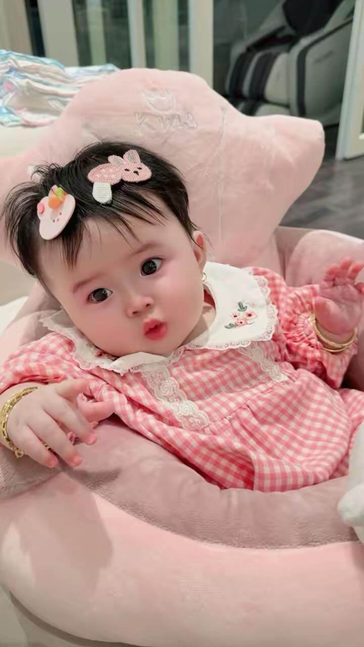 Vẻ đáng yêu của bé Thụy Yên