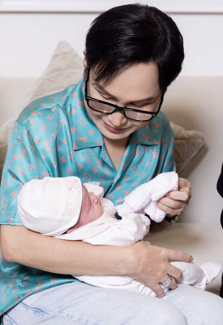 Bé Thụy Yên quấn quýt bên bố
