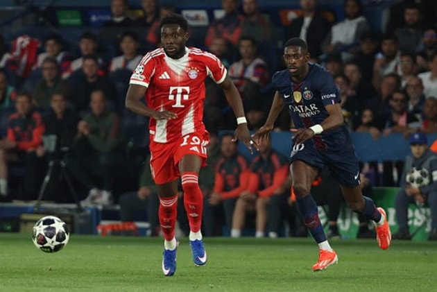 Alphonso Davies mắc lỗi dẫn đến quả phạt đền và bị thay ra sớm