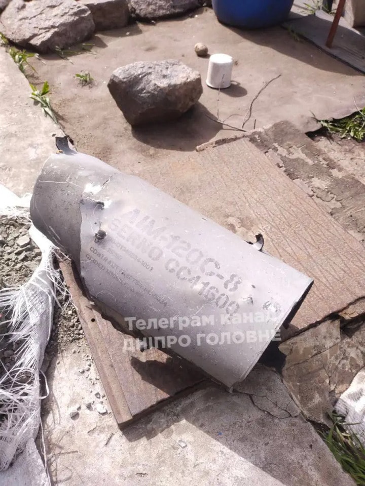 Hình ảnh mảnh vỡ của tên lửa AIM-120C-8 được tìm thấy sau cuộc tấn công của Nga vào Dnipro.