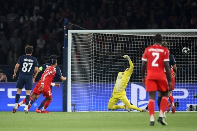 Michael Olise có pha xử lý thành bàn cực kỳ đẳng cấp trong trận đấu với Bayern Munich.