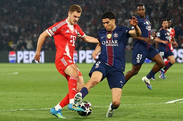 Josip Stanisic gặp khó khăn trong việc theo kèm các mũi nhọn của PSG