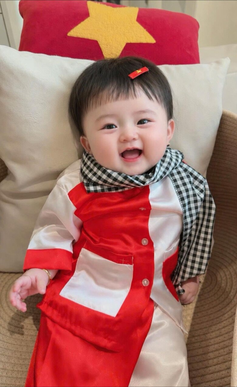 Bé Lương Bình Thụy Yên mặc áo bà ba khăn rằn