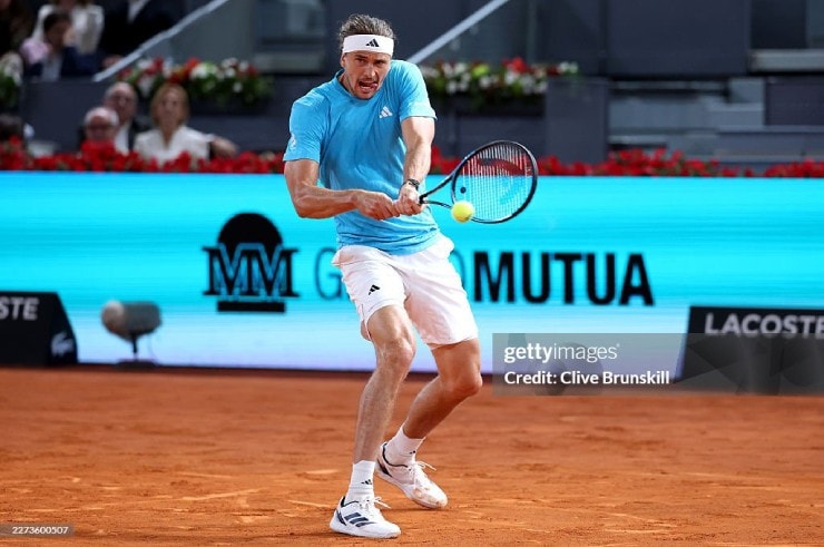 Alexander Zverev nỗ lực trong trận đấu kịch tính với Jakub Mensik tại Madrid Open