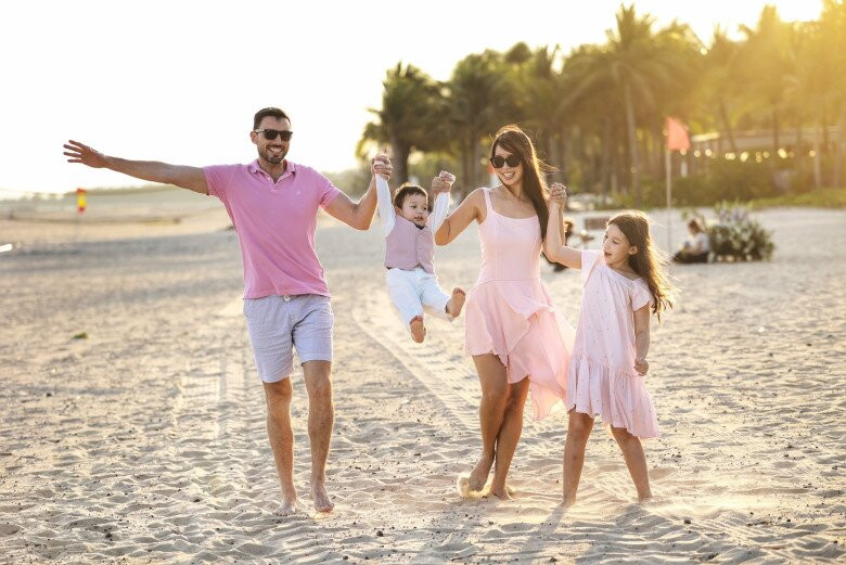 Hà Anh hạnh phúc bên ông xã và hai con nhỏ.