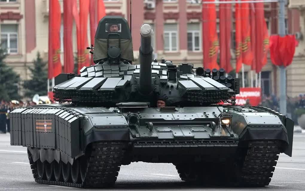 Xe tăng T-72 của Nga do Uralvagonzavod phát triển dẫn đầu danh sách xe tăng mạnh nhất thế giới.