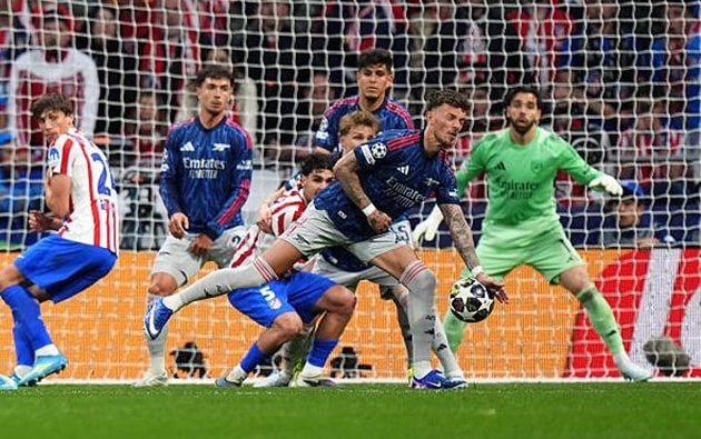Sai lầm của Ben White khiến Arsenal đánh mất lợi thế dẫn bàn.