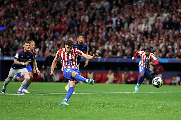 Julian Alvarez ăn mừng bàn thắng gỡ hòa cho Atletico Madrid trước Arsenal.