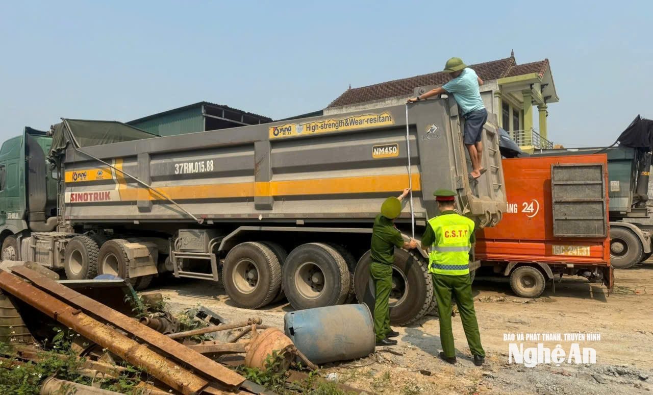 Công an xã Quỳnh Tam kiểm tra kích thước thành thùng phương tiện. Ảnh: PV