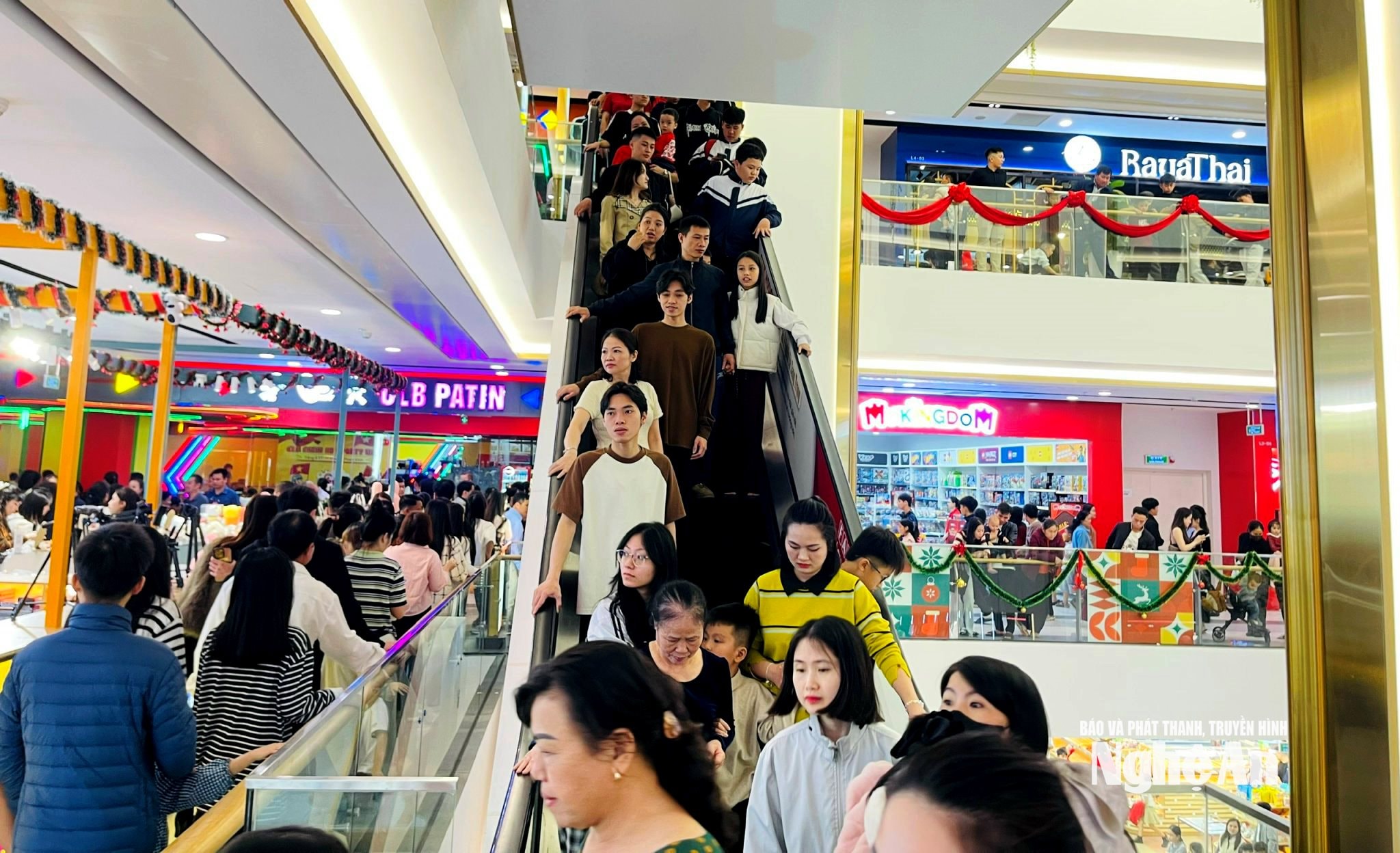 Các lối đi ở trung tâm thương mại luôn chật kín trong kỳ nghỉ lễ. Ảnh: Q.A