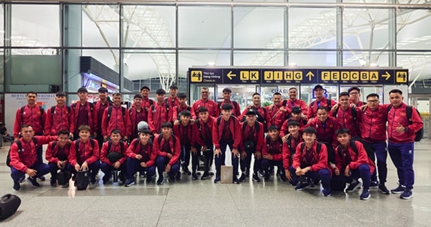 Các cầu thủ U17 Việt Nam làm thủ tục nhập cảnh tại sân bay Jeddah, Saudi Arabia chuẩn bị cho giải châu Á.