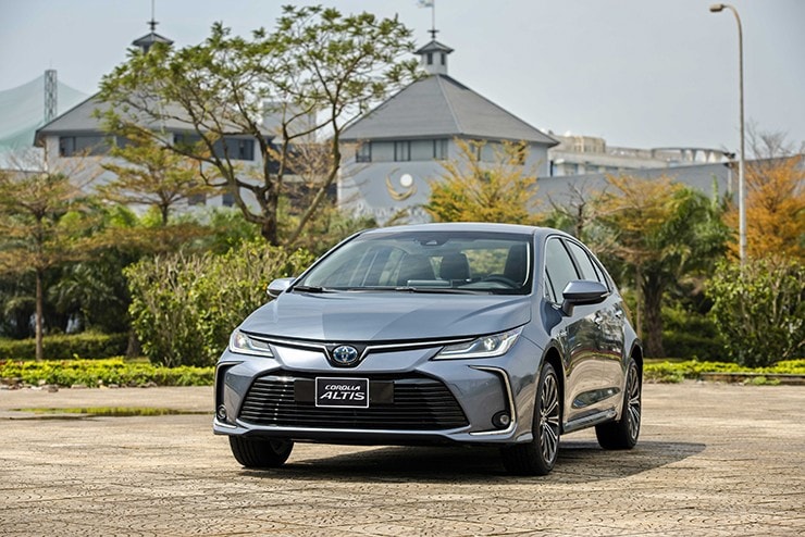 Hệ thống đèn pha LED hiện đại trên Corolla Altis 2026.