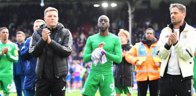 HLV Eddie Howe trầm tư trên băng ghế chỉ đạo.