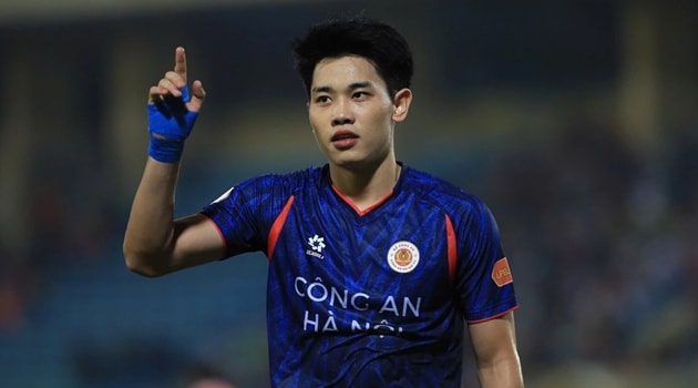 Nguyễn Đình Bắc ăn mừng bàn thắng trong màu áo CAHN tại V-League.