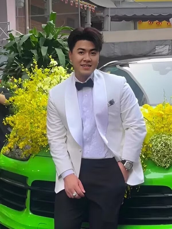 Ca sĩ Akira Phan trong lễ ăn hỏi sáng 2/5