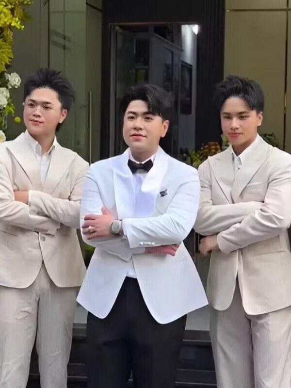 Akira Phan mặc vest trắng trong ngày trọng đại