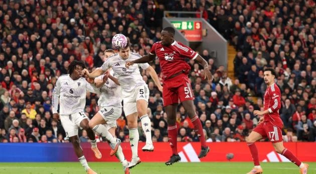 Các cầu thủ Man Utd tập luyện chuẩn bị cho trận đại chiến với Liverpool tại Old Trafford.