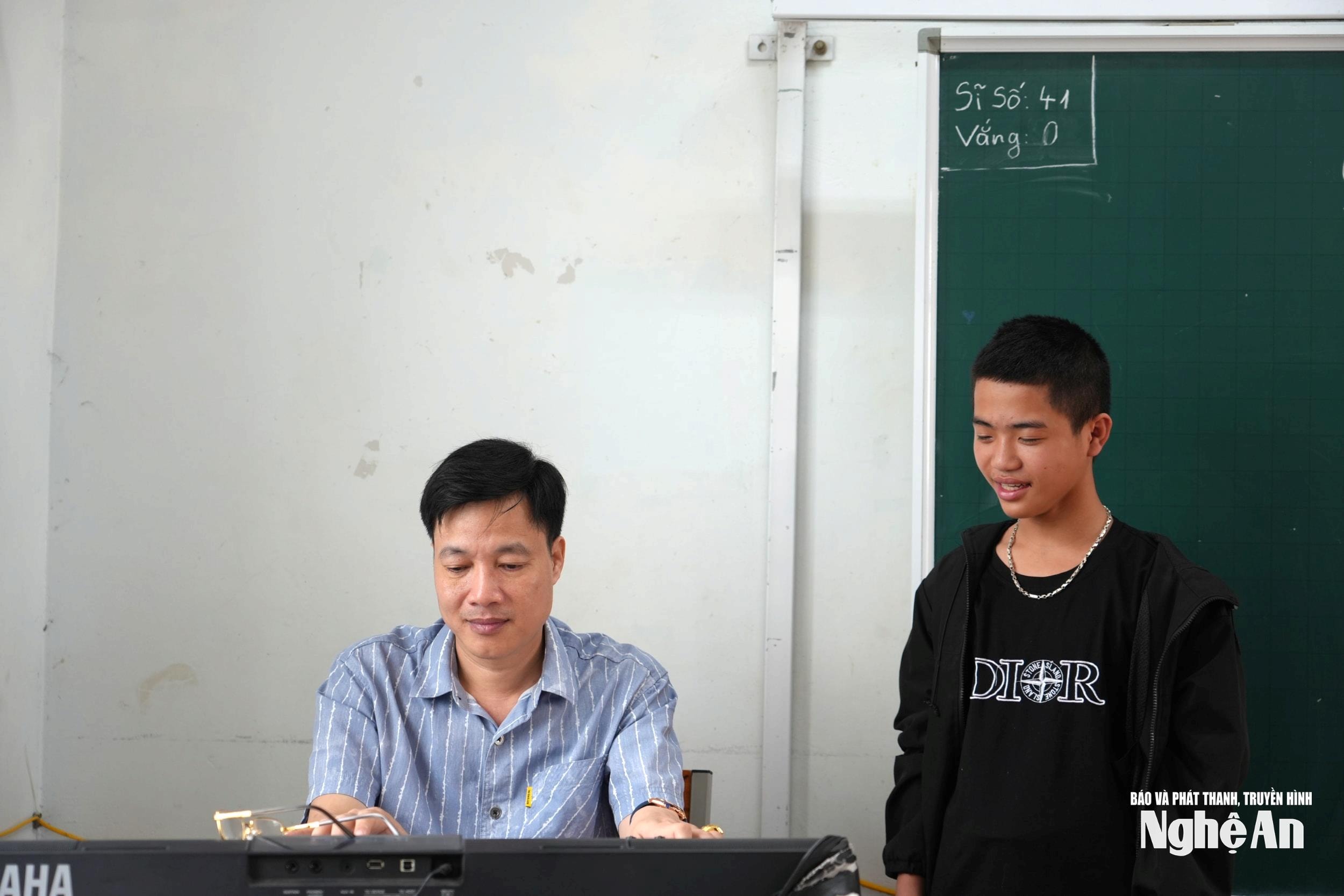tiet-hoc-nhac-cua-hoc-sinh-truong-tieu-hoc-va-thcs-trung-thanh-xa-quan-thanh.-anh-my-ha.jpg