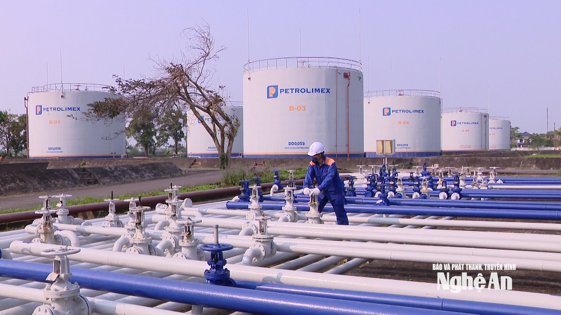 Hệ thống đường ống và bồn chứa xăng dầu của Công ty Petrolimex Nghệ An