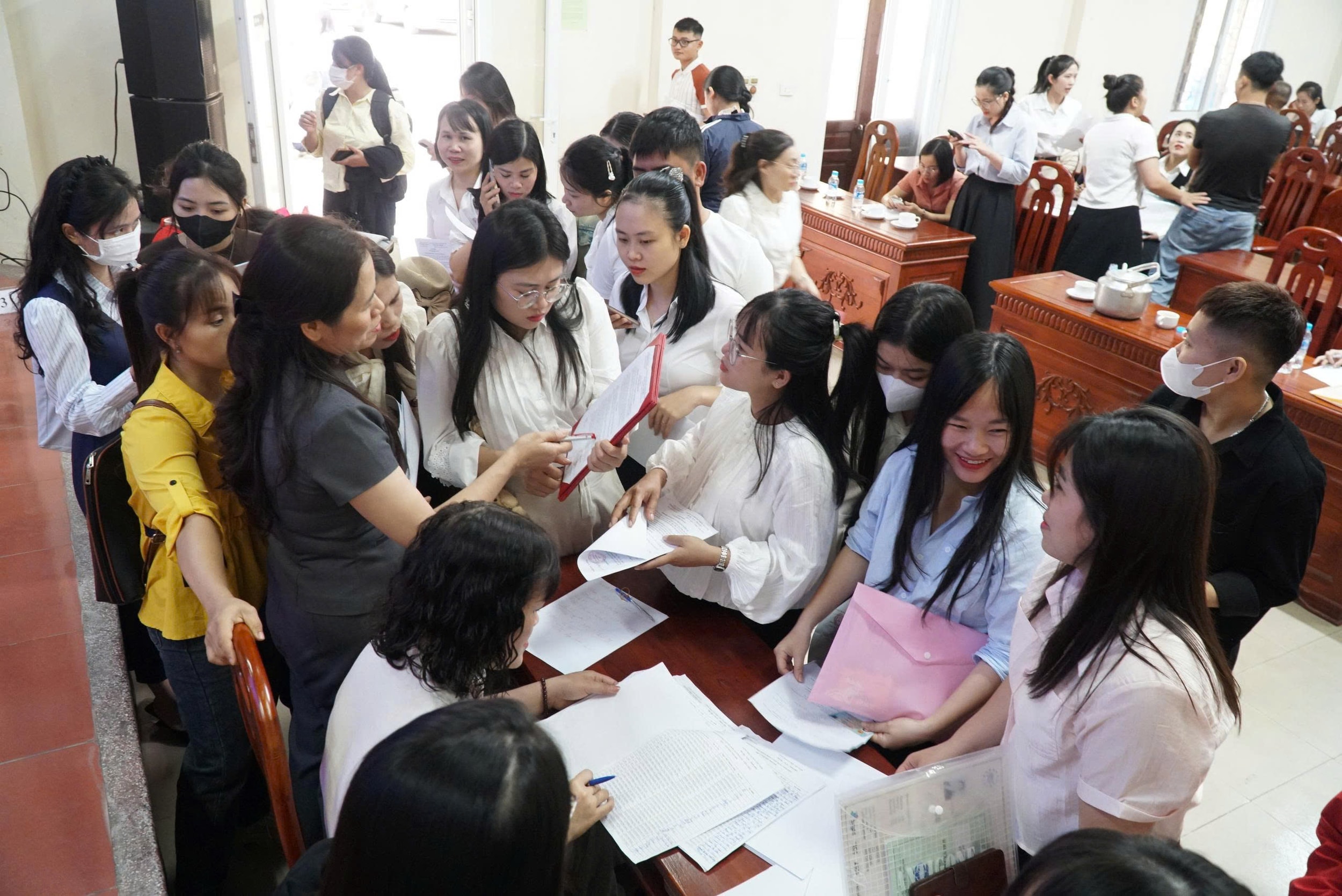 Các giáo viên trong ngày nhận quyết định tuyển dụng và phân công công tác. Ảnh - Mỹ Hà