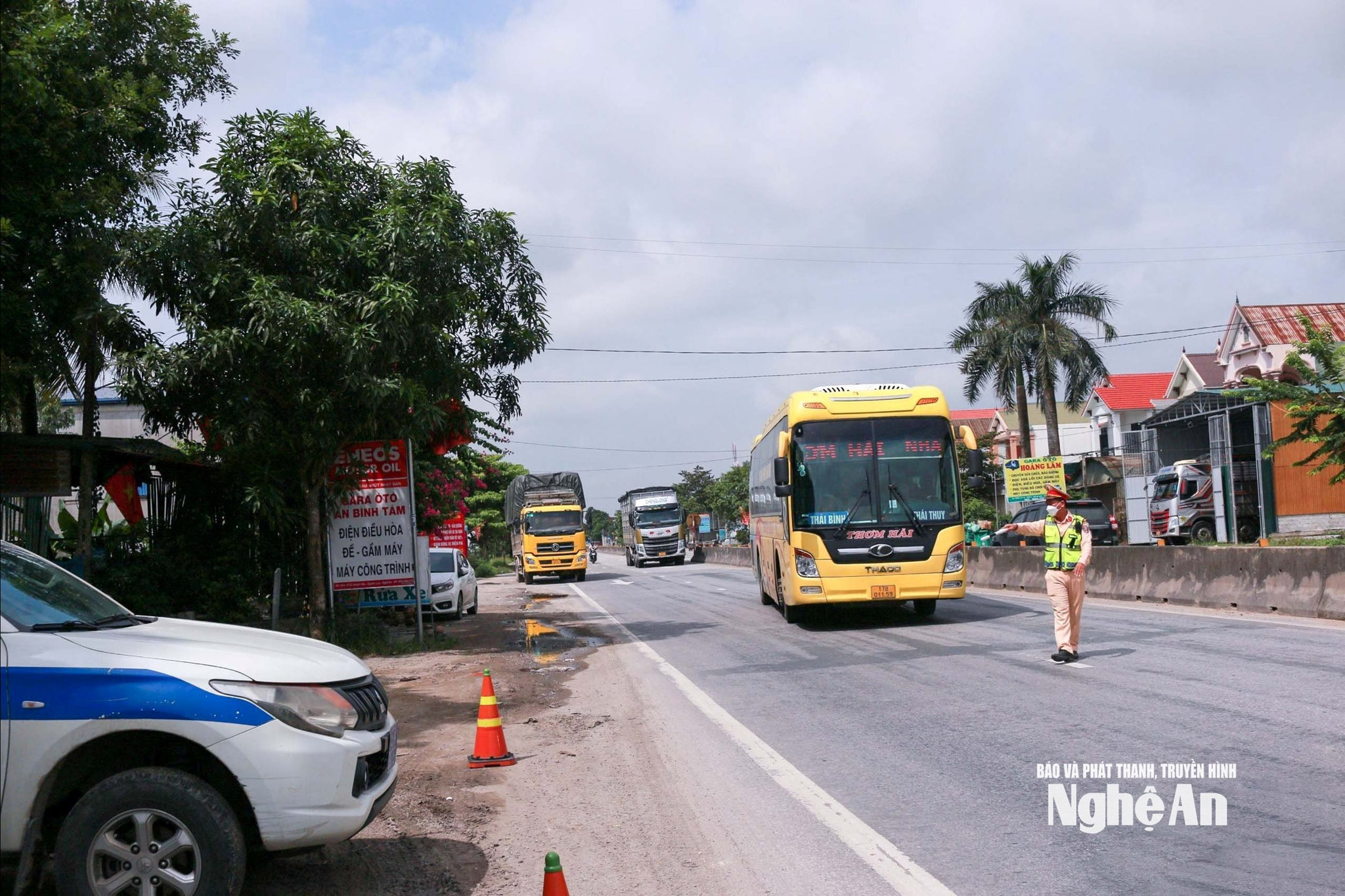 to-cong-tac-cua-tram-csgt-dien-chau-lap-chot-kiem-tra-tren-tuyen-ql1a-doan-qua-dia-ban-xa-. quynh-thach-quynh-luu- ảnh PV