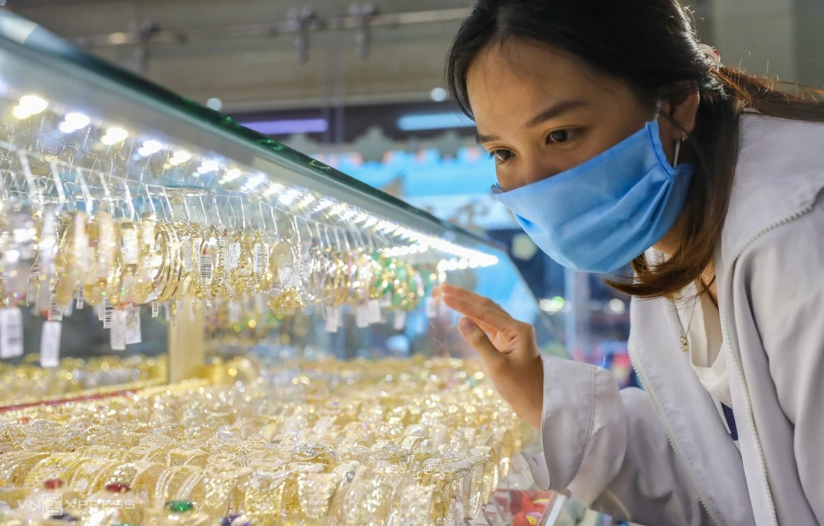 Giá vàng hôm nay 4/5/2026: Giá vàng SJC, nhẫn 9999, vàng 24K 18K và giá vàng thế giới