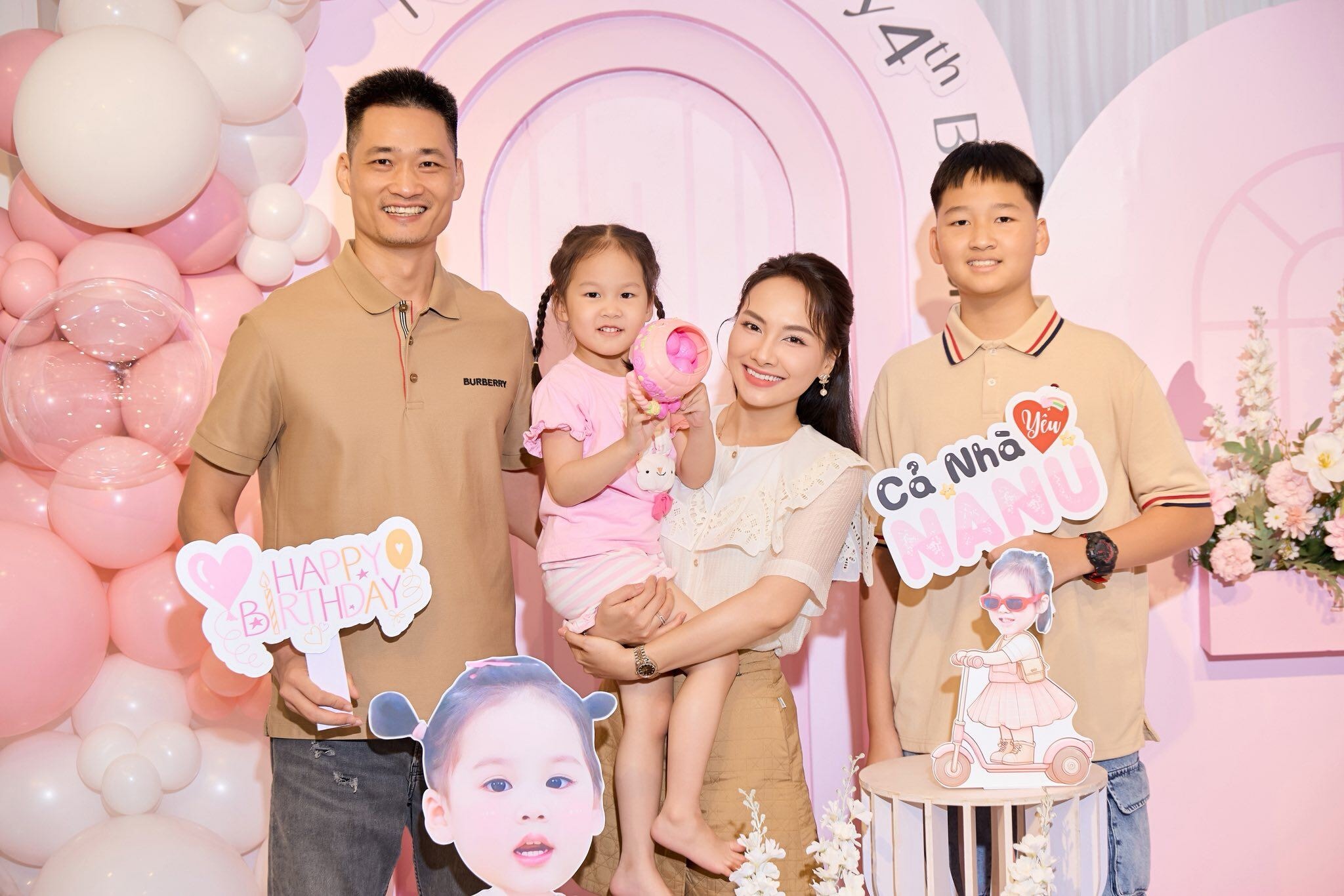 Nữ diễn viên hạnh phúc bên người chồng tâm lý và những đứa con ngoan ngoãn.